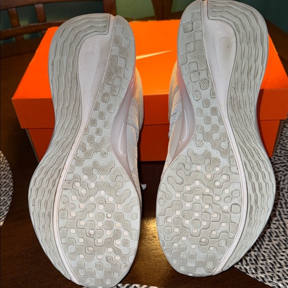 Nike Women's Renew Serenity Run , Silver and White Sneakers #DB0522-001 - Picture 5 of 7